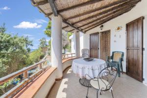 a patio with a table and chairs on a balcony at casa Camilla in Torre delle Stelle