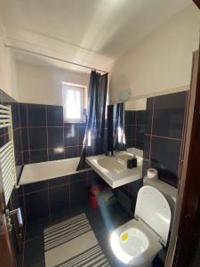 Bilik mandi di Comfort Home Apartment 2