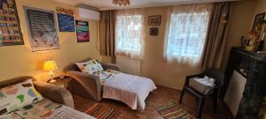 Guest House Panda في كوتايسي: غرفة معيشة مع سرير وطاولة