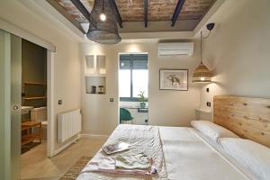 a bedroom with a bed and a desk in it at AinB Eixample-Miro Apartments in Barcelona