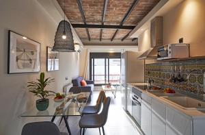 kuchnia i salon ze stołem i krzesłami w obiekcie AinB Eixample-Miro Apartments w Barcelonie