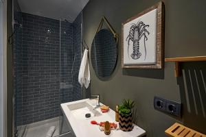 łazienka z umywalką i prysznicem w obiekcie AinB Eixample-Miro Apartments w Barcelonie +85 zdjęć