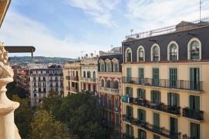 widok na miasto z wieloma budynkami w obiekcie AinB Eixample-Miro Apartments w Barcelonie