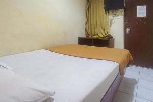 Ένα ή περισσότερα κρεβάτια σε δωμάτιο στο Hotel Malang near Alun Alun Malang RedPartner
