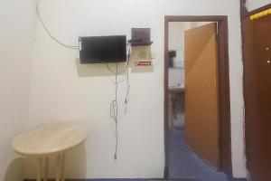 Μια τηλεόραση ή/και κέντρο ψυχαγωγίας στο Hotel Malang near Alun Alun Malang RedPartner