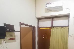 Μια τηλεόραση ή/και κέντρο ψυχαγωγίας στο Hotel Malang near Alun Alun Malang RedPartner
