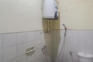 Ένα μπάνιο στο Hotel Malang near Alun Alun Malang RedPartner