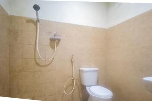 Ένα μπάνιο στο Hotel Malang near Alun Alun Malang RedPartner