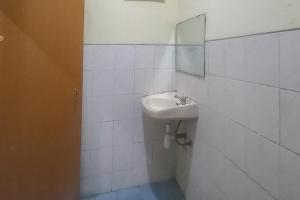 Ένα μπάνιο στο Hotel Malang near Alun Alun Malang RedPartner
