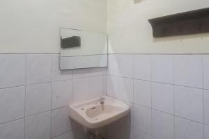 Ένα μπάνιο στο Hotel Malang near Alun Alun Malang RedPartner