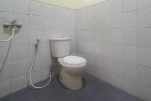 Ένα μπάνιο στο Hotel Malang near Alun Alun Malang RedPartner