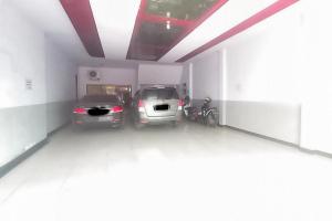 twee auto's staan geparkeerd in een garage bij Hotel Malang near Alun Alun Malang RedPartner in Malang