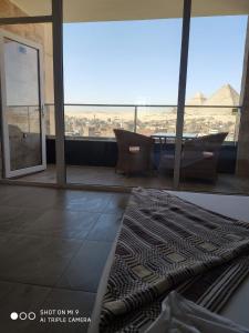 A seating area at pyramids view suite/vista piramidi