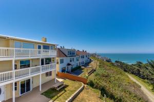 a row of houses with the ocean in the background at The Whale in Lincoln City