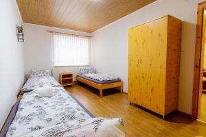 1 dormitorio con 2 camas y ventana en Penzión Brest Habovka, en Habovka