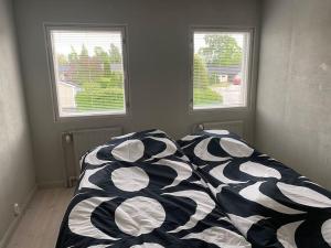 Postel nebo postele na pokoji v ubytování Iso kaupunkikoti Vanhan Rauman lähellä