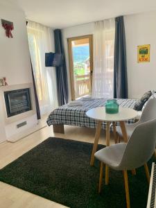 A television and/or entertainment centre at Studio Chalet 13, St John Park Bansko