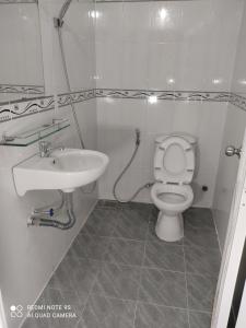 een badkamer met een toilet en een wastafel bij Nhà nghỉ Thiên Thanh 1 in Long Hai