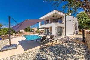 LinardićiにあるVilla DEI TRAMONTI with private poolのスイミングプールと傘付きの家 +26枚の写真