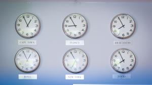 un groupe d'horloges sur un mur avec des fuseaux horaires différents dans l'établissement Youth Station Hostel, à Rome