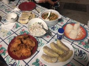 stół z talerzami żywności na stole w obiekcie Jaymy Beach Fales w mieście Apia