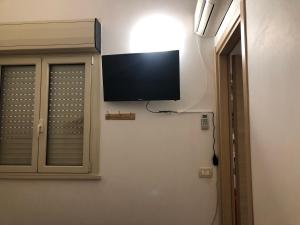 TV a/nebo společenská místnost v ubytování Mansarda Mentana due