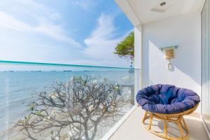 een balkon met uitzicht op de oceaan bij Palm Villa 22 - Ocean View 3bedrooms in Vung Tau