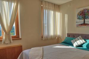 - une chambre avec un lit et une fenêtre dans l'établissement Suites DANICA, à Šmartno