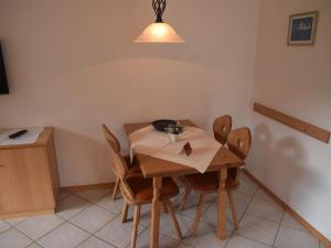 バイリッシュツェルにあるMagnificent Holiday Home in Bayrischzell with Infrared Saunaのダイニングルーム(テーブル、椅子付)