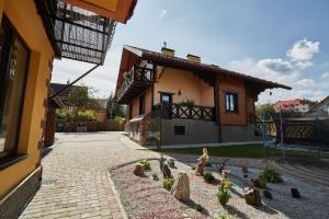 una casa con un patio con rocas delante de ella en Садиба у Кіри en Slavske