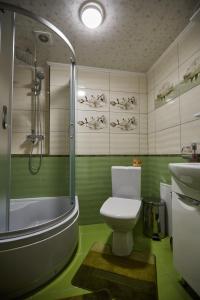 ein Badezimmer mit einem WC, einer Badewanne und einem Waschbecken in der Unterkunft Садиба у Кіри in Slawske