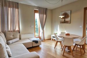 ein Wohnzimmer mit einem Sofa und einem Tisch in der Unterkunft Suites DANICA in Šmartno