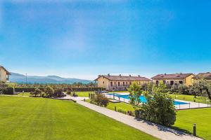 una imagen de una villa con piscina en Borgo Alto P1-16 by Wonderful Italy en Puegnago