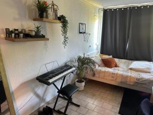 1 dormitorio con 1 cama con teclado y escritorio en Studio Nîmes, en Nimes
