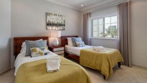 ein Hotelzimmer mit 2 Betten und einem Fenster in der Unterkunft Apartment Suzanne in Almancil
