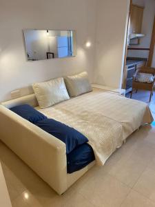 貝納加爾彭塔的住宿－Costa del Golf，一张大床,位于带镜子的房间里