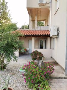 a house with pink flowers in front of it at Studio D&D in Vrh