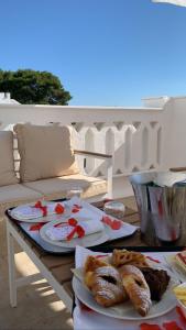stół z dwoma talerzami jedzenia na patio w obiekcie Villa Natia w mieście Mottola