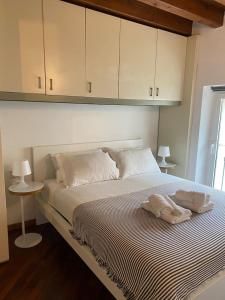 1 dormitorio con 1 cama con 2 toallas en appartamento Marsala, en Brescia