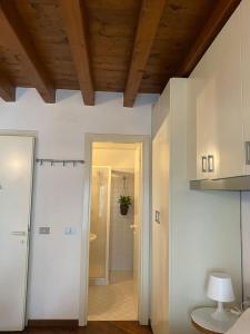 Habitación con un pasillo con una puerta que conduce a un baño. en appartamento Marsala, en Brescia