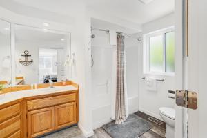 Un baño con ducha, lavabo e inodoro. en The Whaler, en Rockaway Beach 32 fotos más