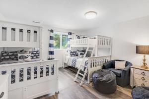 Un dormitorio con dos literas y una silla. en The Whaler, en Rockaway Beach