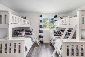 Un dormitorio con dos literas y una ventana. en The Whaler, en Rockaway Beach