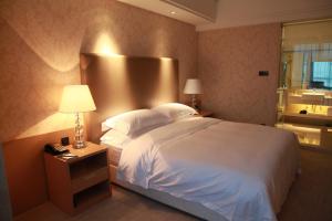 Ein Bett oder Betten in einem Zimmer der Unterkunft Wudang International Hotel