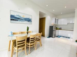 cocina y comedor con mesa y sillas en ALPHA HOMESTAY MARINA 2 Phòng Ngủ View Sông en Ấp Ðông An (1)