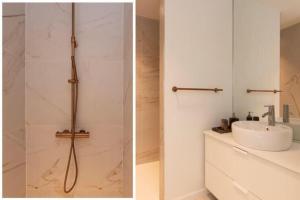 - deux photos d'une salle de bains avec douche et lavabo dans l'établissement Panne-O-Rama, à La Panne