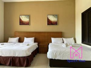 Giường trong phòng chung tại Gold Coast Morib Resort