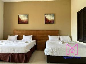 Gold Coast Morib Resort tesisinde bir odada yatak veya yataklar