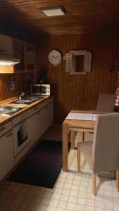 A kitchen or kitchenette at Vedder's Berghütte