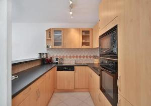 Charming Two-Bedroom Apartment with balcony and Garage by the Marina 주방 또는 간이 주방 사진 3개 이상